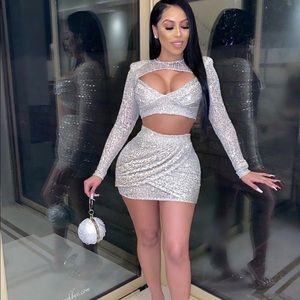 Silver set size Medium runs small. Never worn